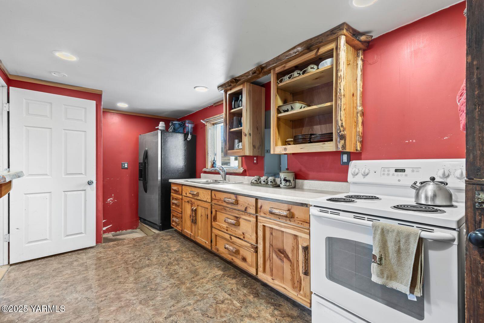 233 Tibbling Road Selah, WA 98942 - Photo 32 of 51 a bathroom with a sink vanity and a mirror