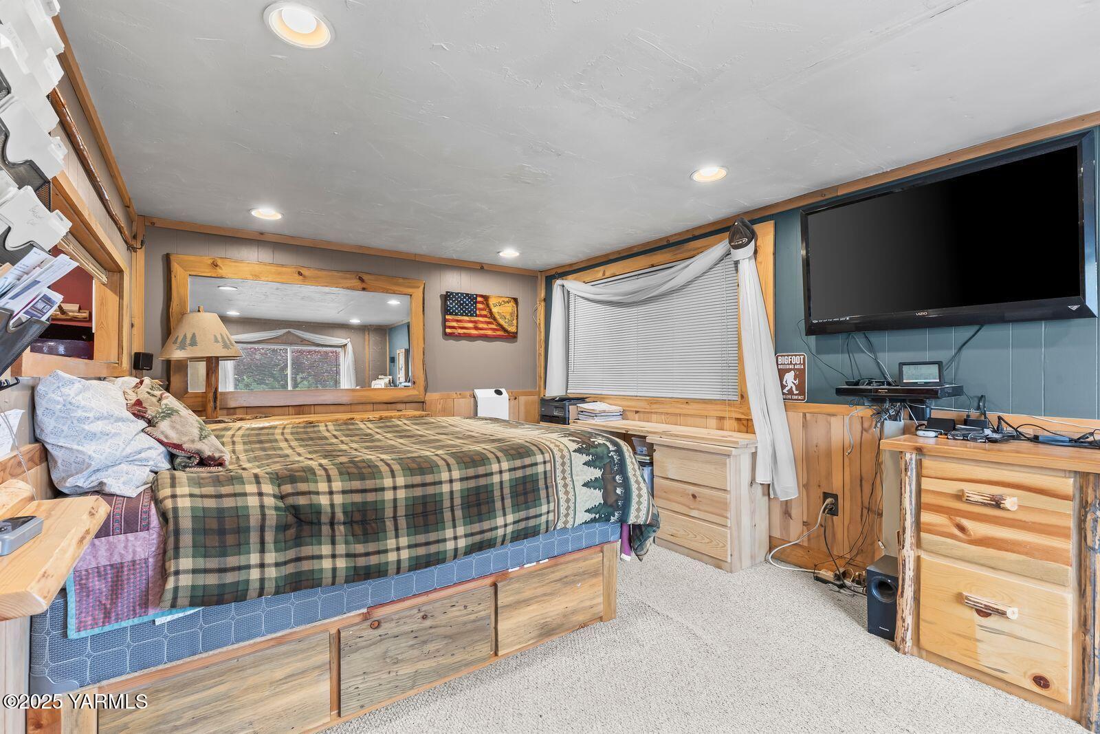 233 Tibbling Road Selah, WA 98942 - Photo 33 of 51 a bedroom with furniture and a flat screen tv