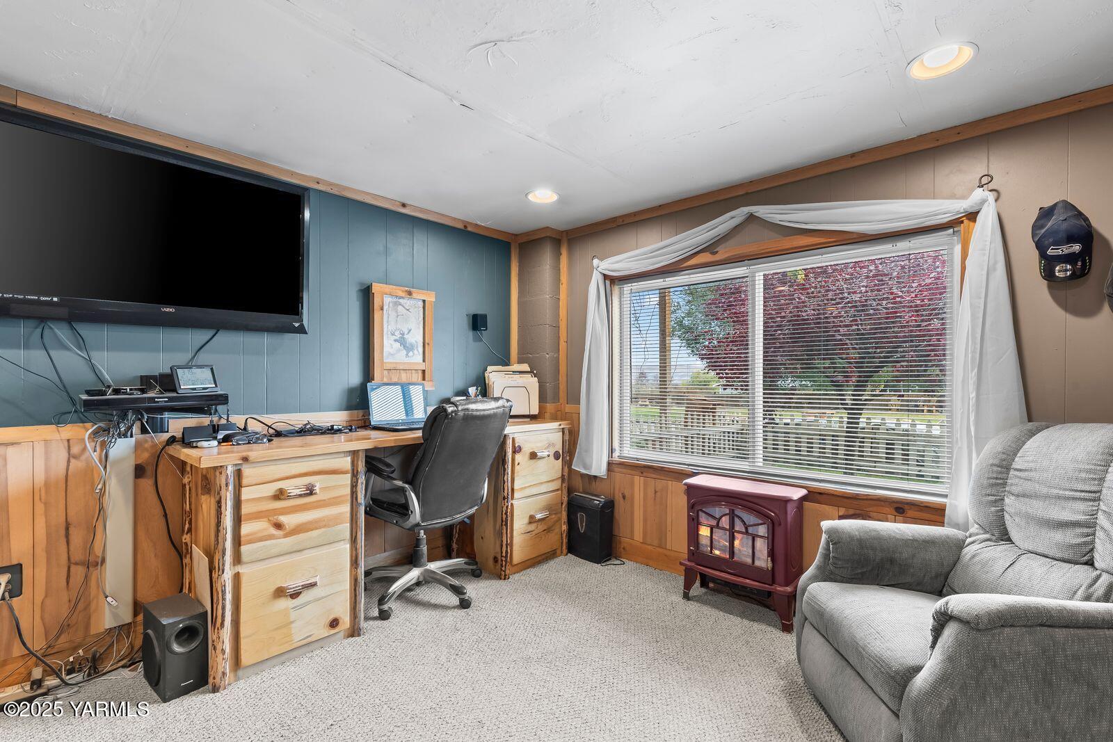233 Tibbling Road Selah, WA 98942 - Photo 34 of 51 a view of a livingroom with workspace and a couch