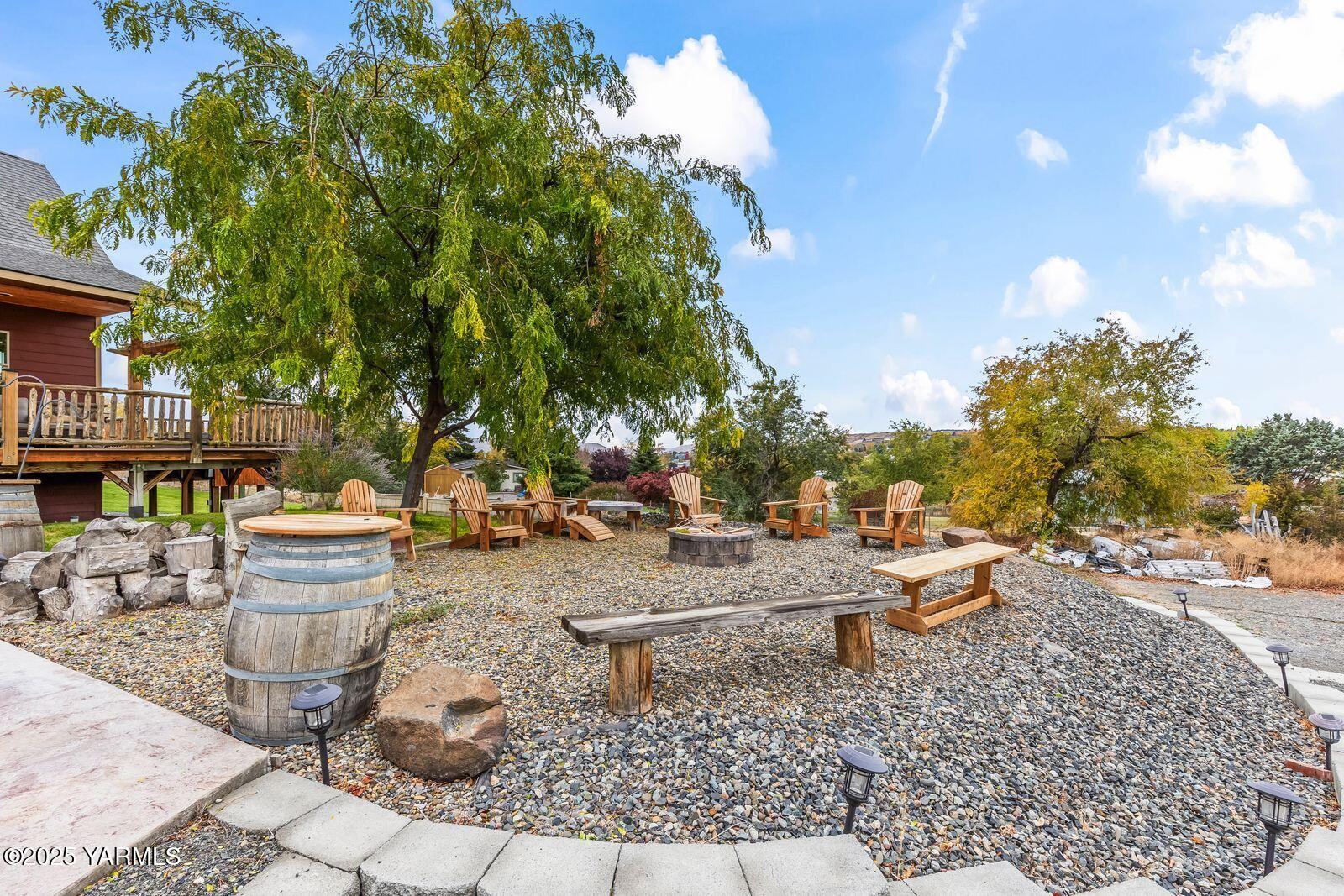 233 Tibbling Road Selah, WA 98942 - Photo 4 of 51 a view of a backyard with sitting area