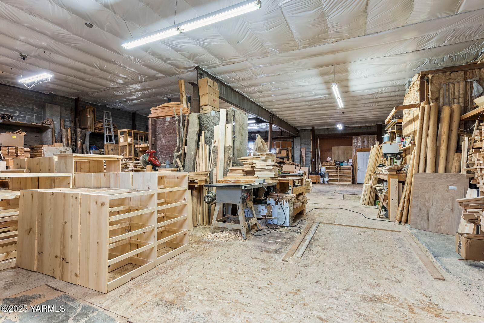233 Tibbling Road Selah, WA 98942 - Photo 42 of 51 a view of a hallway with seating area
