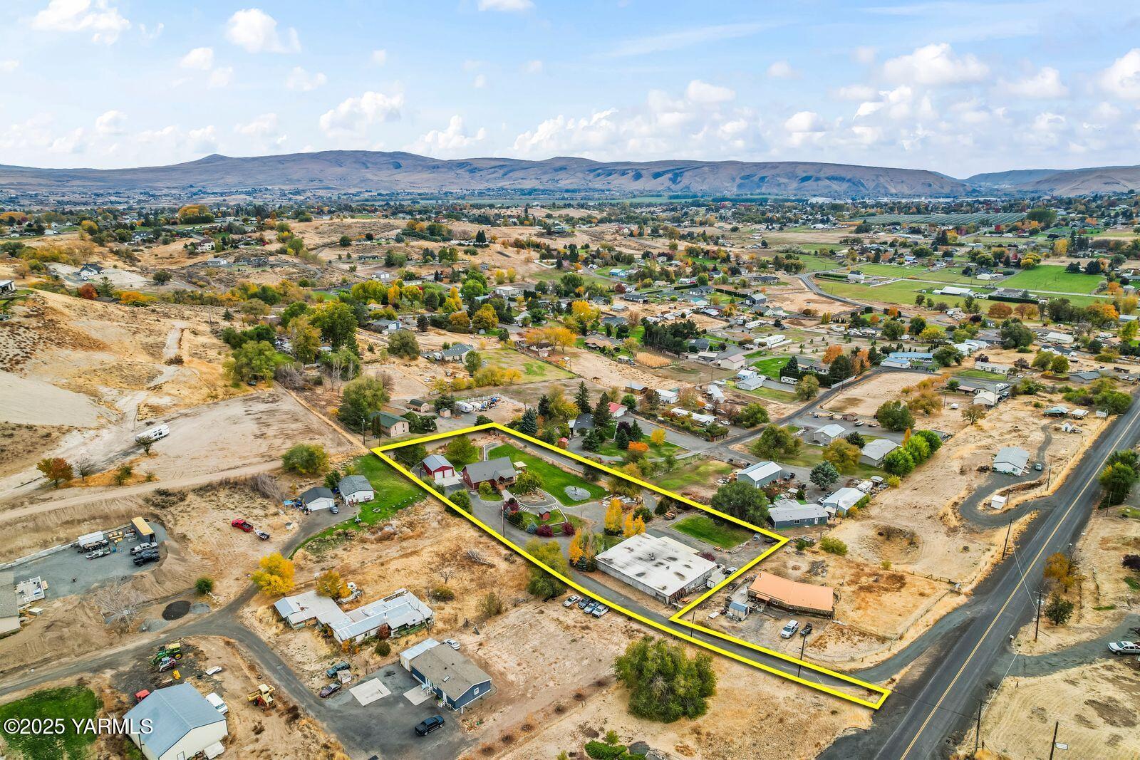 233 Tibbling Road Selah, WA 98942 - Photo 44 of 51 an aerial view of residential houses with outdoor space