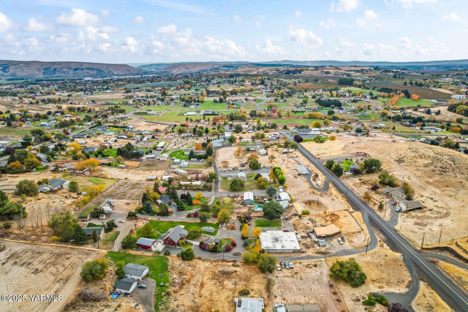 233 Tibbling Road Selah, WA 98942 - Photo 48 of 51 an aerial view of residential building with parking space