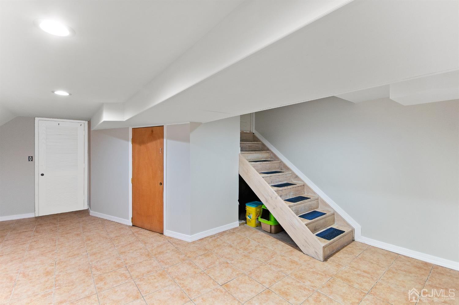30 Wilk Road Edison, NJ 08837 - Photo 32 of 35 a room with furniture and a slide