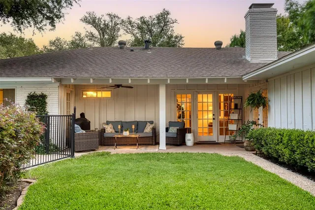 a view of a house with backyard and porch