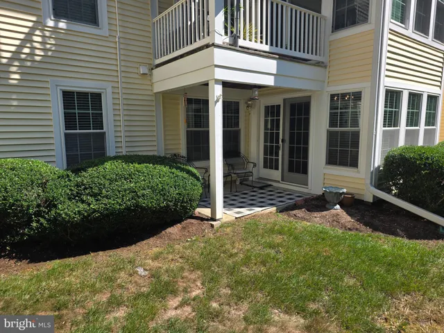 a view of a house with backyard and garden