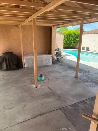 a view of a backyard