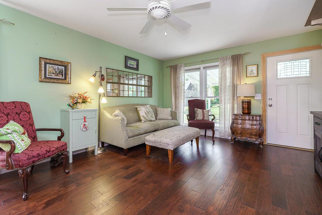 381 Darbyhurst Road Columbus, OH 43228 - Photo 13 of 30 living room