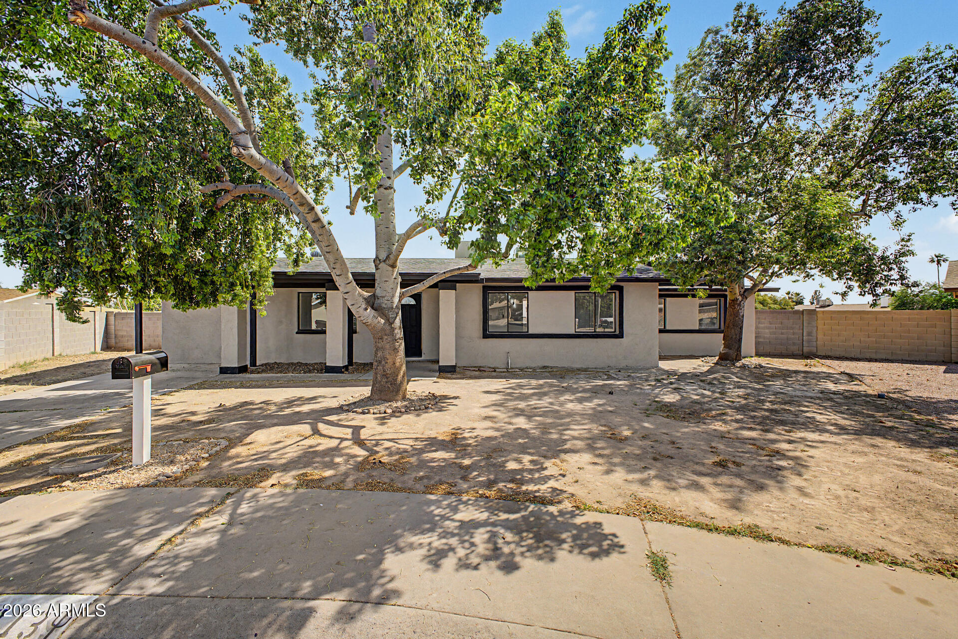 913 West St John Road Phoenix, AZ 85023 - Photo 3 of 34 IMG_1352
