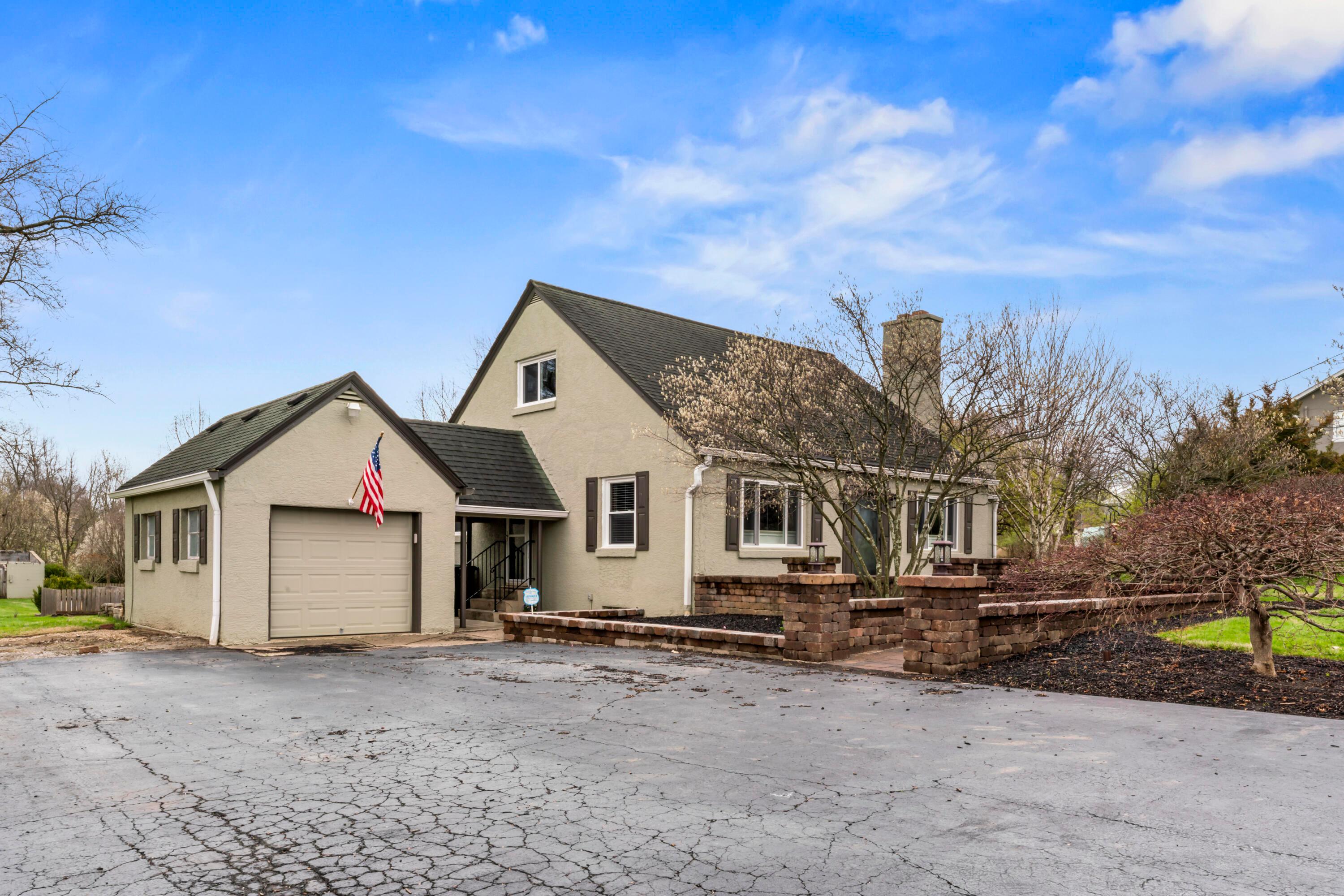 1544 Demorest Road Columbus, OH 43228 - Photo 2 of 18 Oversized driveway with turnaround!