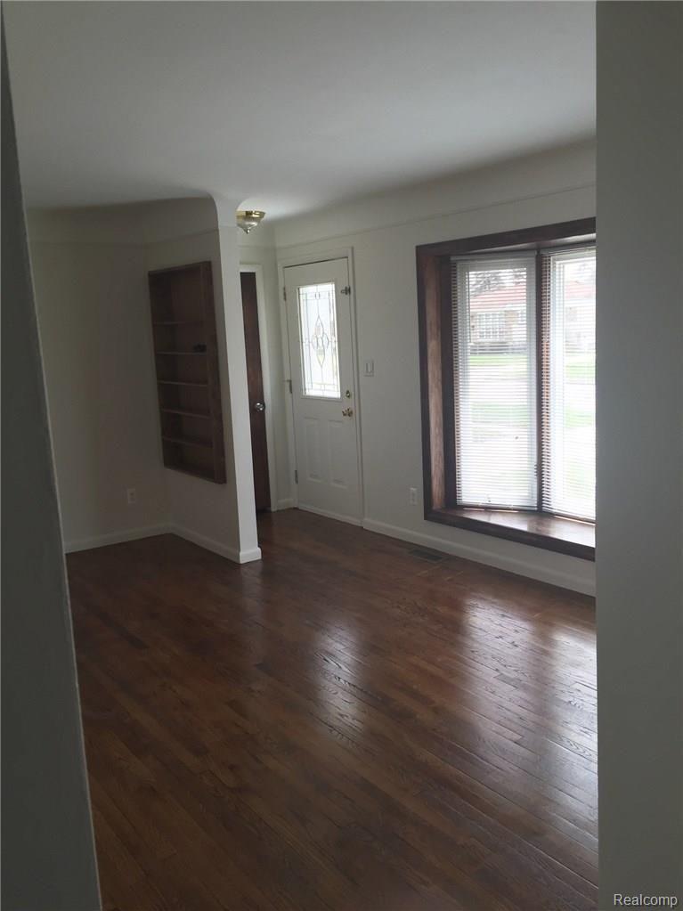 11817 Engleman Road Warren, MI 48089 - Photo 4 of 16 017370e5fbb0f5632db6f6af0dc97a83ef33ce7f37.jpg