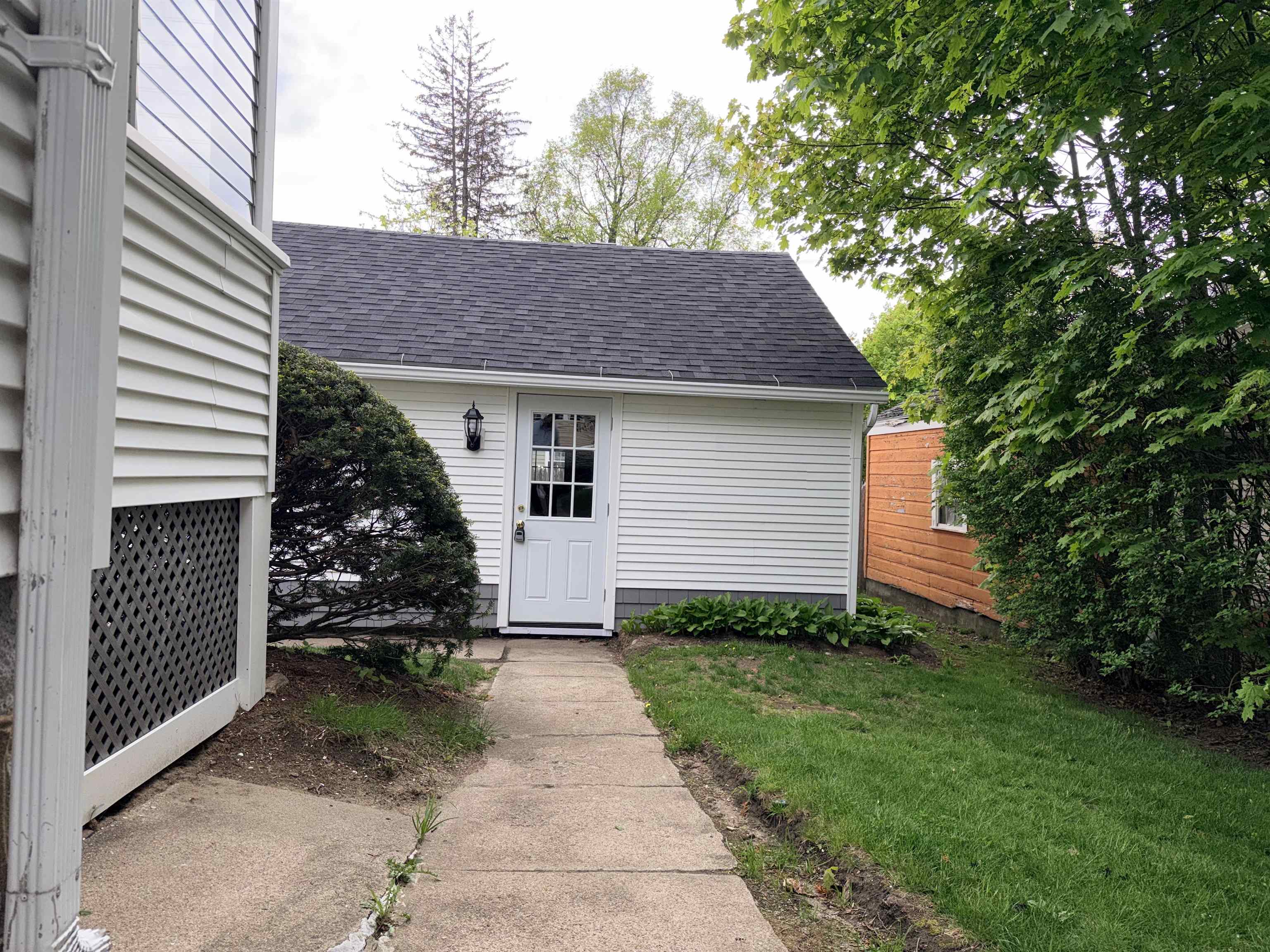 406 East High Street Manchester, NH 03104 - Photo 5 of 49