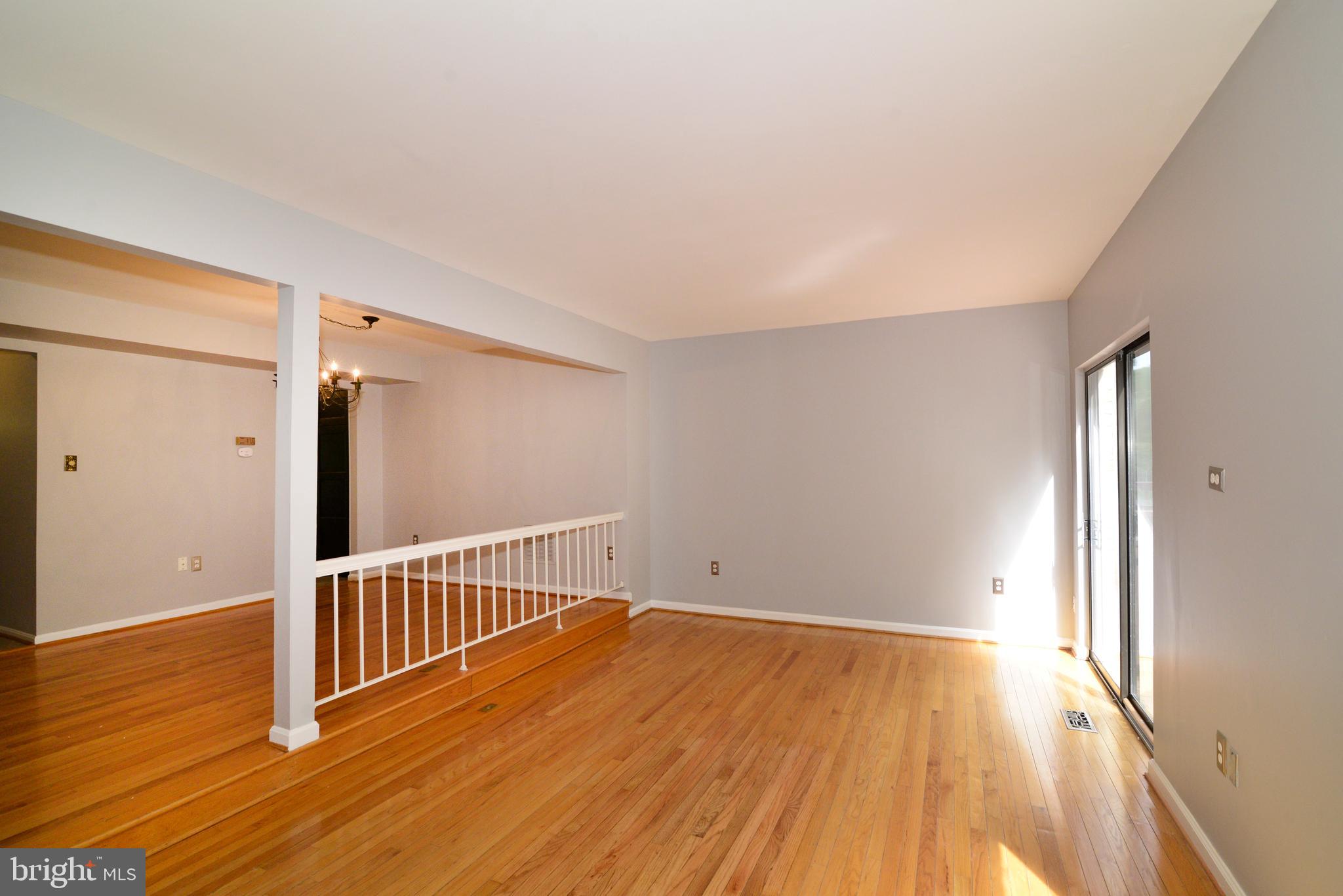 11539 Pine Cone Court Reston, VA 20191 - Photo 11 of 36 Living Room