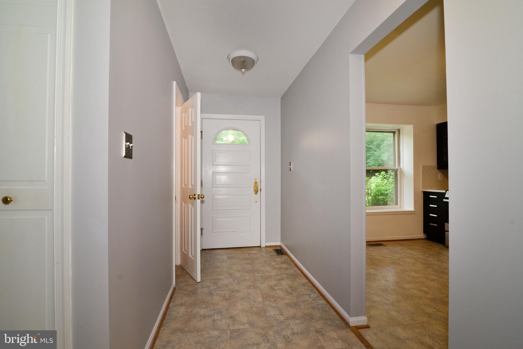 11539 Pine Cone Court Reston, VA 20191 - Photo 3 of 36 Foyer
