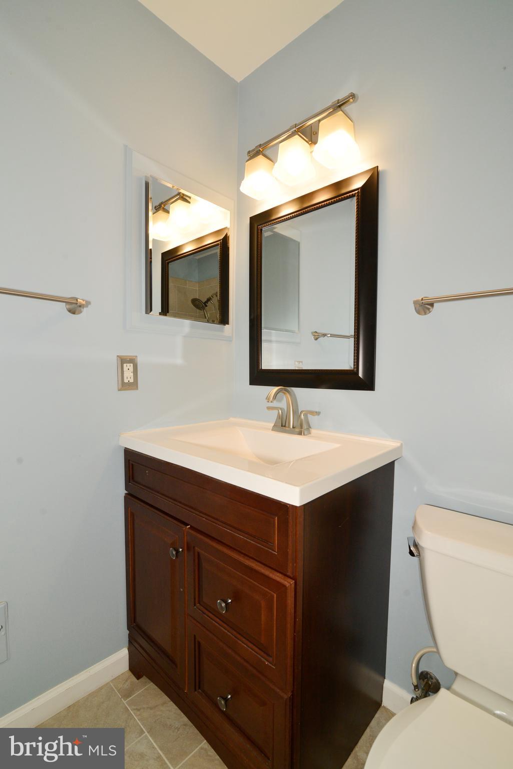 11539 Pine Cone Court Reston, VA 20191 - Photo 27 of 36 Shared Hall Bath