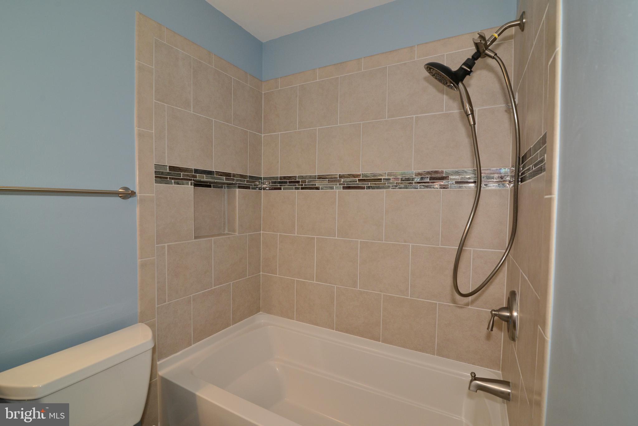 11539 Pine Cone Court Reston, VA 20191 - Photo 28 of 36 Shared Hall Bath