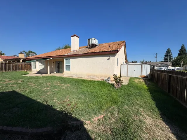 a view of a house with backyard