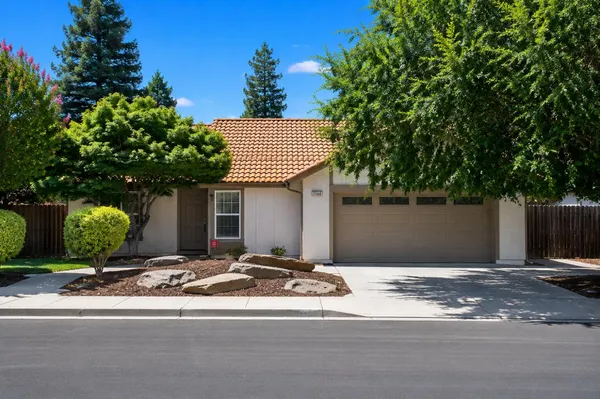 $449,000 | 2566 Menlo Avenue, Clovis, CA 93611