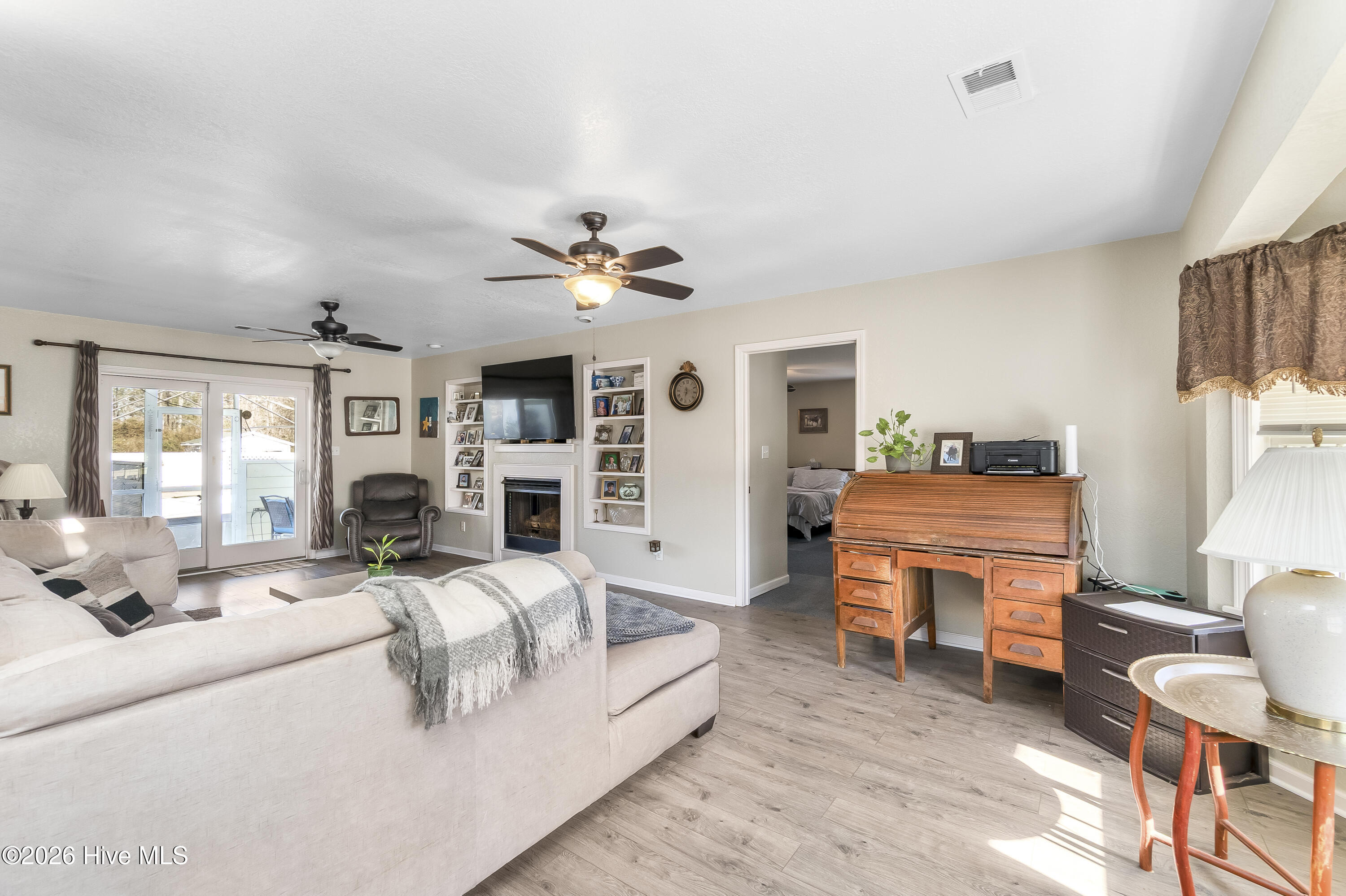 103 Trenor Lane Powells Point, NC 27966 - Photo 7 of 18 Spacious Family room