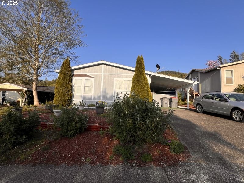 481 Hillside Loop Seaside, OR 97138 - Photo 11 of 47 a front view of a house with a garden