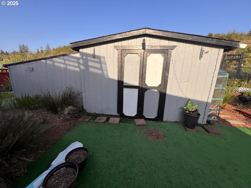 481 Hillside Loop Seaside, OR 97138 - Photo 19 of 47 a front view of a house with garden