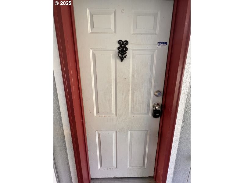 481 Hillside Loop Seaside, OR 97138 - Photo 27 of 47 a view of a hallway