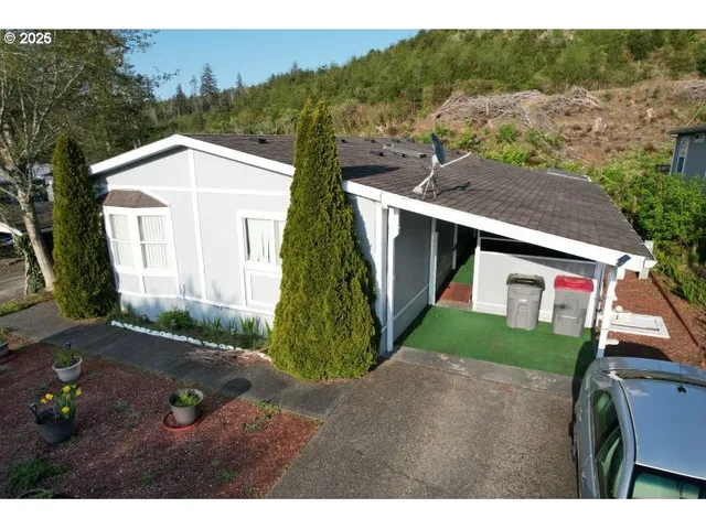 a view of a front of house with a yard