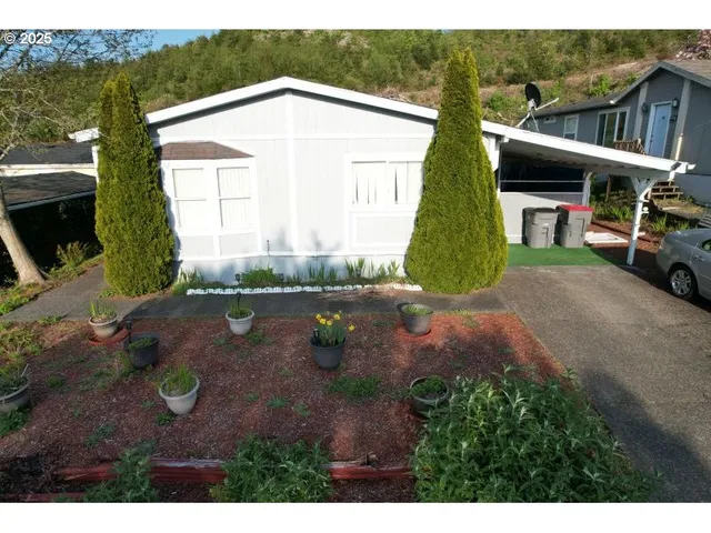 a view of a house with backyard and garden