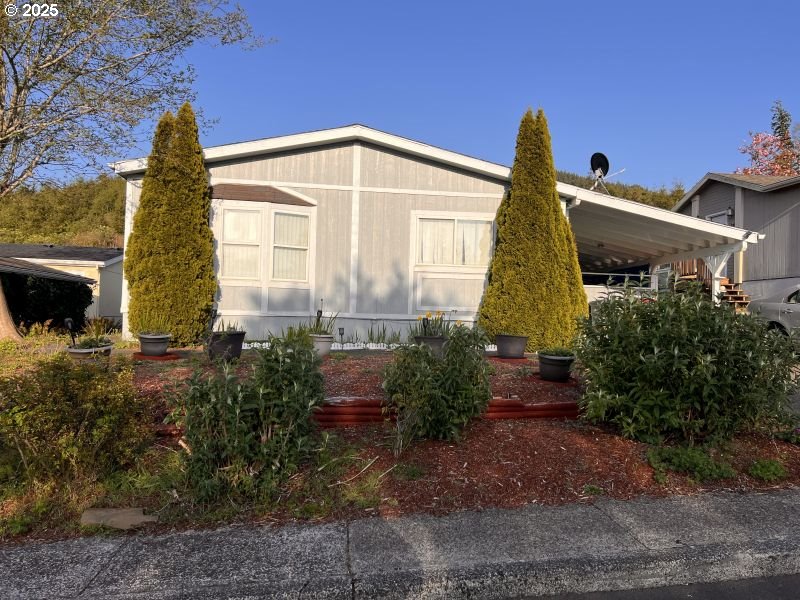 481 Hillside Loop Seaside, OR 97138 - Photo 10 of 47 a front view of a house with garden
