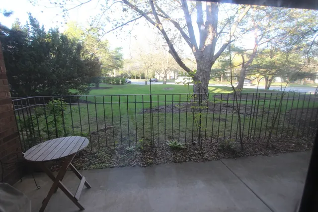 $257,000 | 10 Old Oak Drive, Unit 103, Buffalo Grove, IL 60089