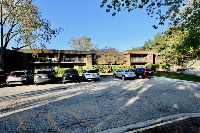 $257,000 | 10 Old Oak Drive, Unit 103, Buffalo Grove, IL 60089