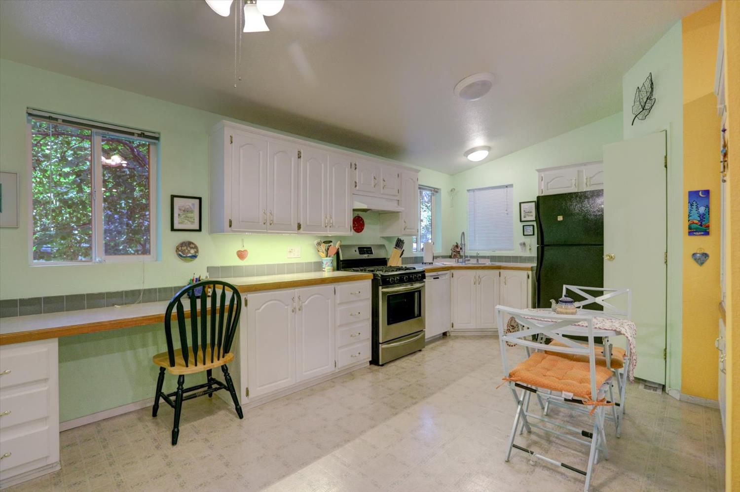 251 Willow Valley Road, Unit 17 Nevada City, CA 95959 - Photo 5 of 58 a kitchen with a table chairs and refrigerator