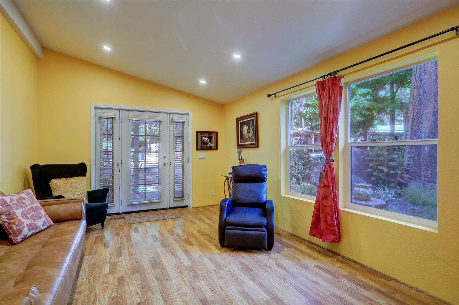 251 Willow Valley Road, Unit 17 Nevada City, CA 95959 - Photo 8 of 58 a living room with furniture and wooden floor