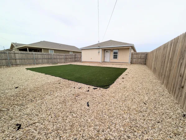 $975 | 2206 East Main Street, Lubbock, TX 79403