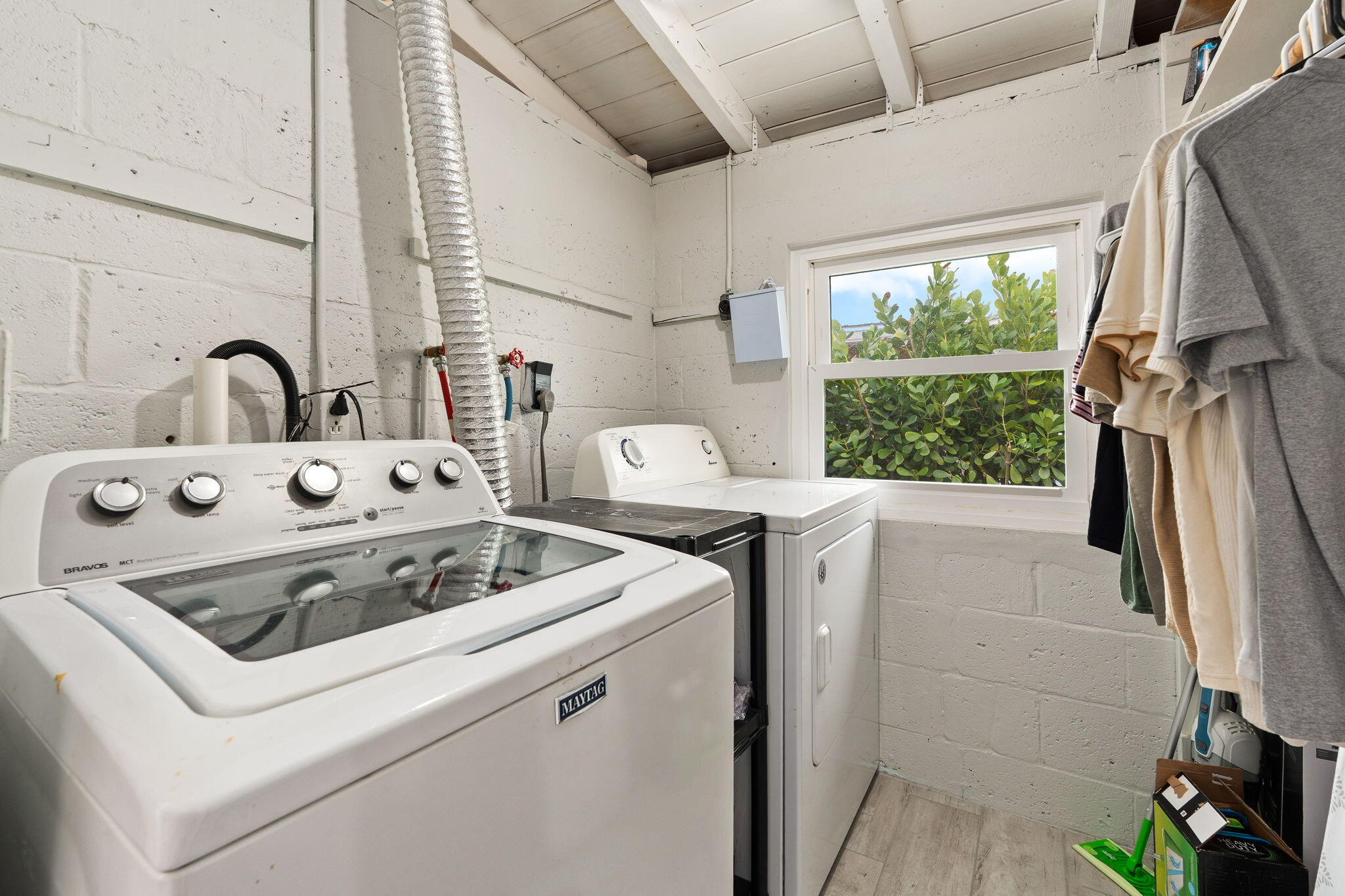 819 Southeast Stypmann Boulevard Stuart, FL 34994 - Photo 19 of 31 a utility room with dryer and washer