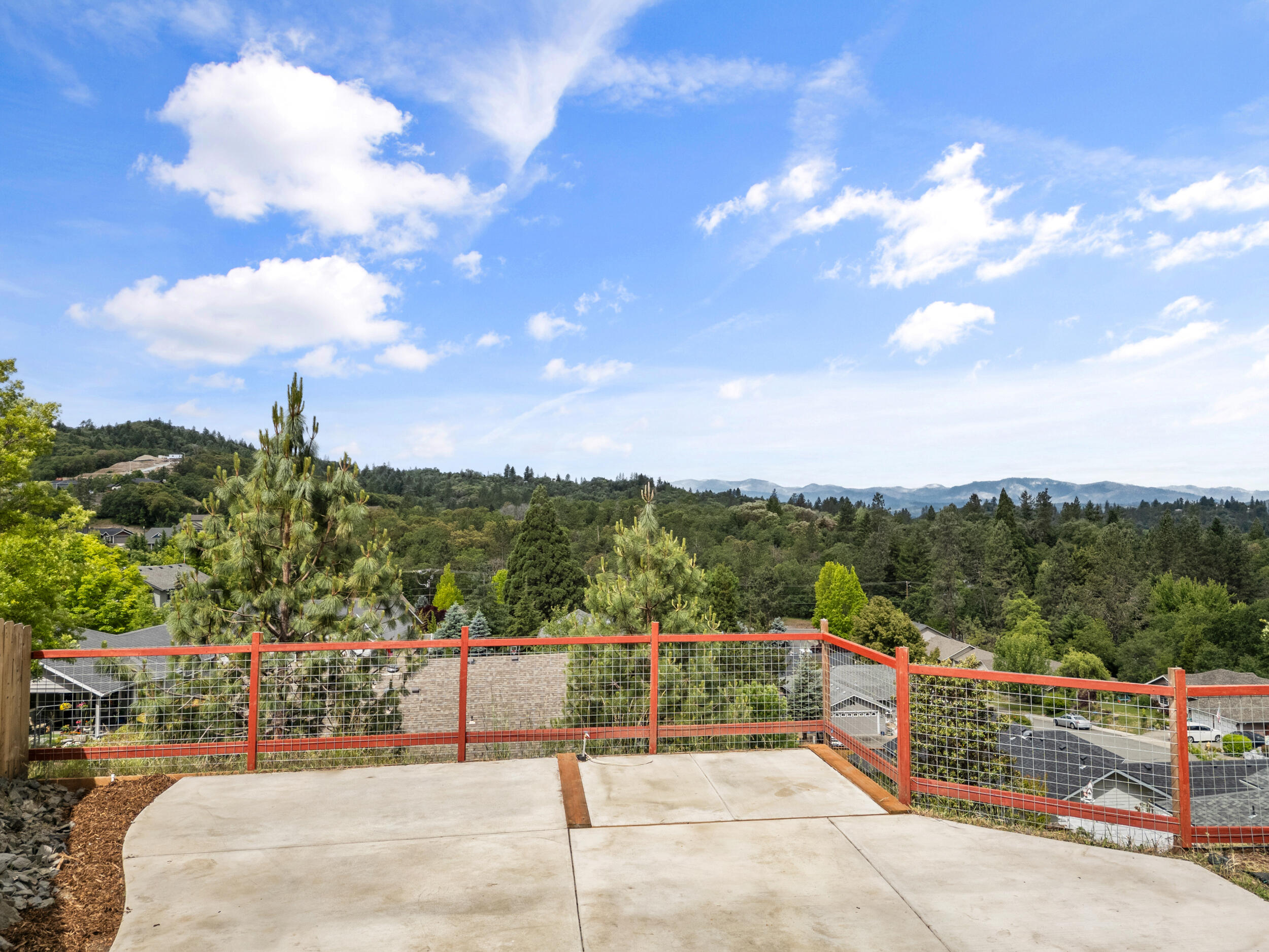 1553 Panoramic Loop Grants Pass, OR 97527 - Photo 2 of 51
