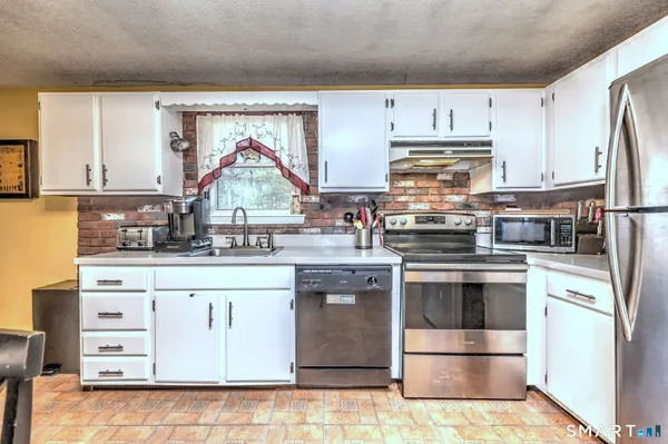 $395,000 | 34 Tara Drive, Glastonbury, CT 06033