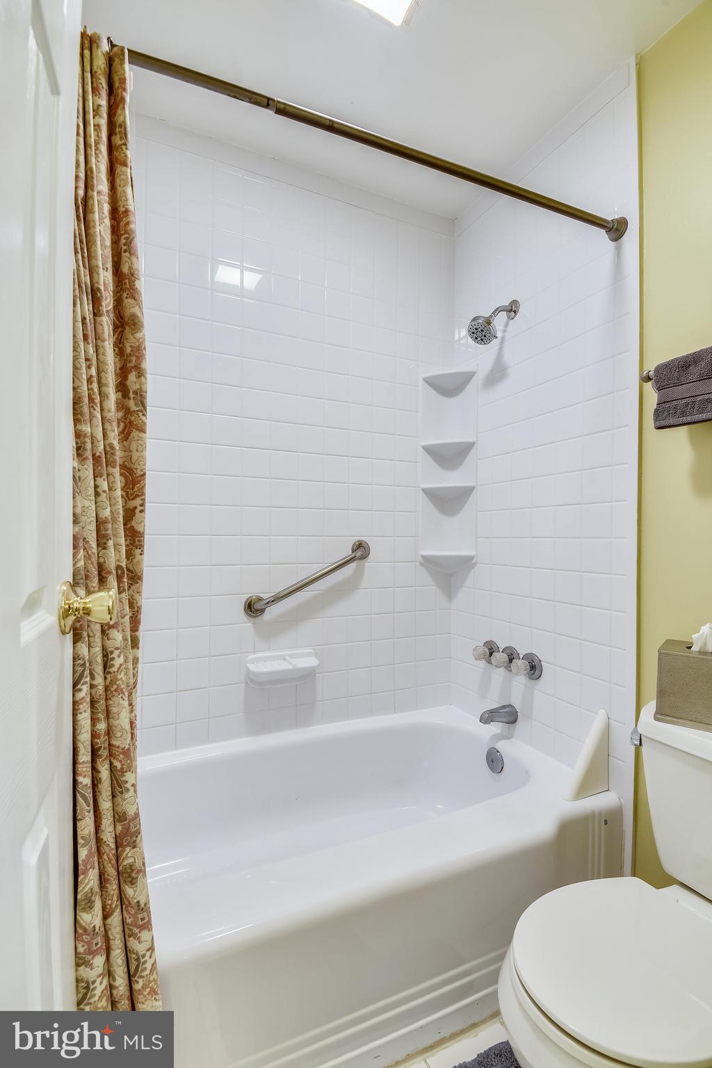 7016 Sherwood Road, Unit 32 Baltimore, MD 21239 - Photo 19 of 41 Large Hall Bath