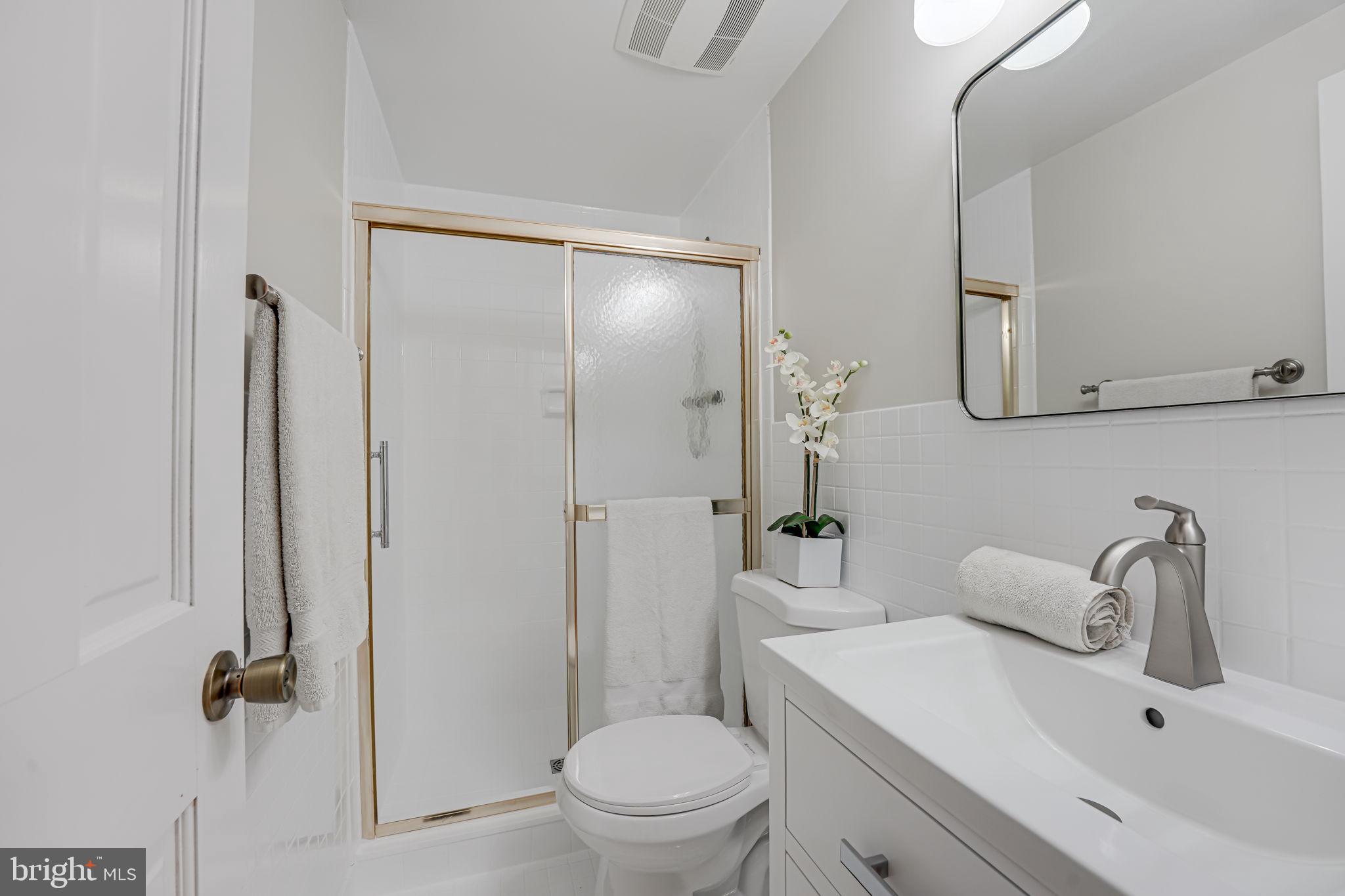 12250 Angel Wing Court Reston, VA 20191 - Photo 25 of 69 Primary ensuite with new vanity/mirror