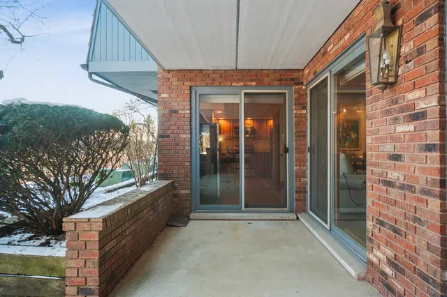 $399,000 | 150 Red Top Drive, Unit 103, Libertyville, IL 60048