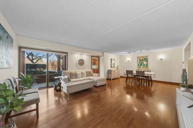 $399,000 | 150 Red Top Drive, Unit 103, Libertyville, IL 60048