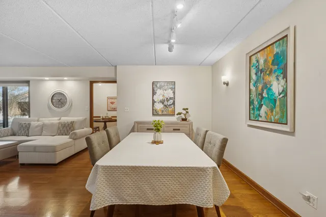 $399,000 | 150 Red Top Drive, Unit 103, Libertyville, IL 60048