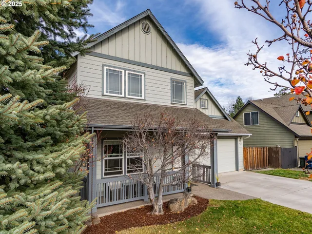 a view of a yard in front of house