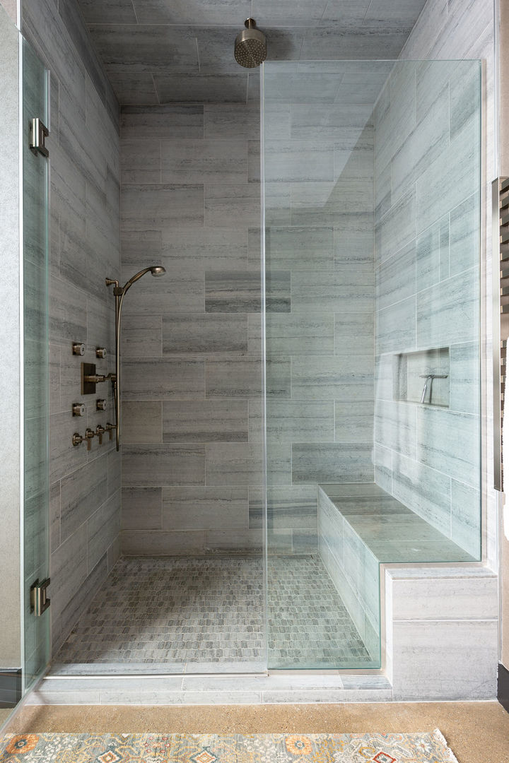 900 West Washington Boulevard, Unit 802 Chicago, IL 60607 - Photo 25 of 36 a bathroom with a shower