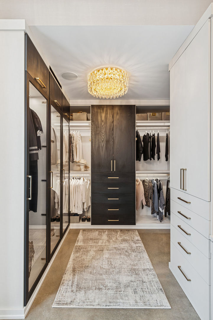 900 West Washington Boulevard, Unit 802 Chicago, IL 60607 - Photo 27 of 36 a view of a hallway with a couch and dresser