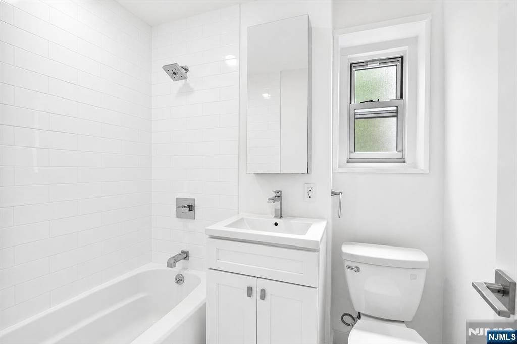 2205 North Central Road, Unit 3C Fort Lee, NJ 07024 - Photo 3 of 6