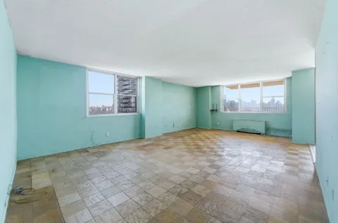 a view of livingroom with furniture and windows
