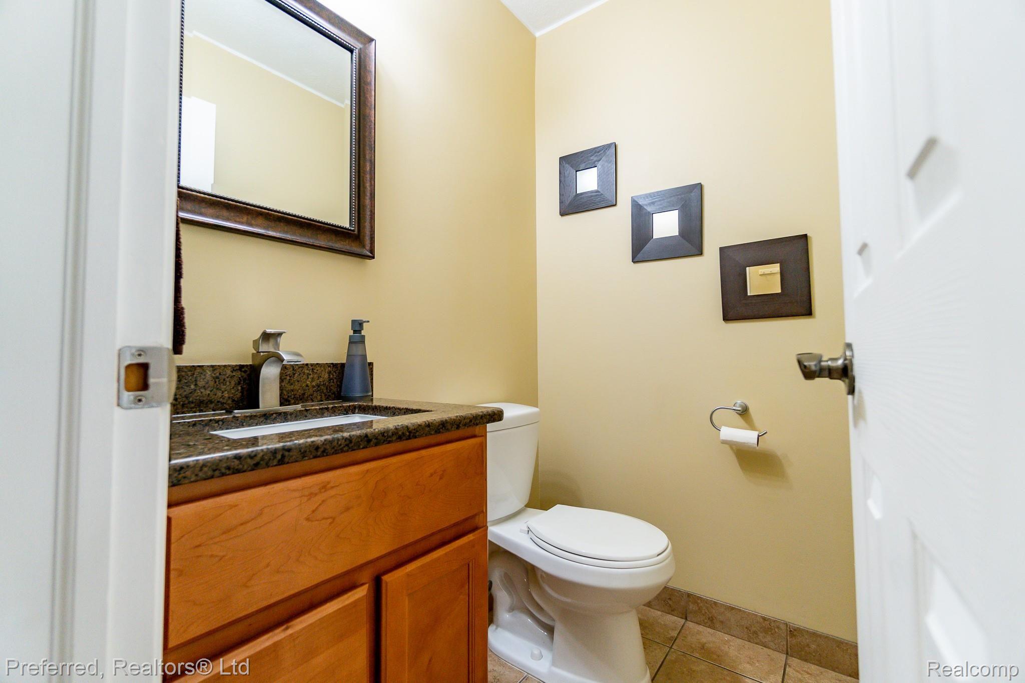 15582 Levan Road Livonia, MI 48154 - Photo 12 of 27 -15.jpg