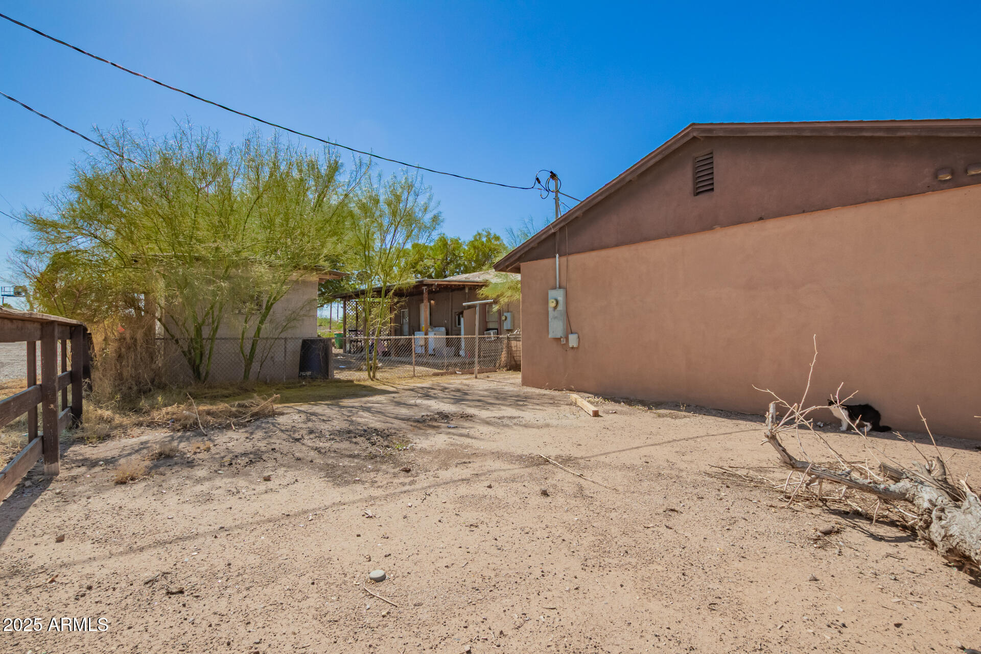 105 West 8th Street Eloy, AZ 85131 - Photo 27 of 31 a backyard of a house