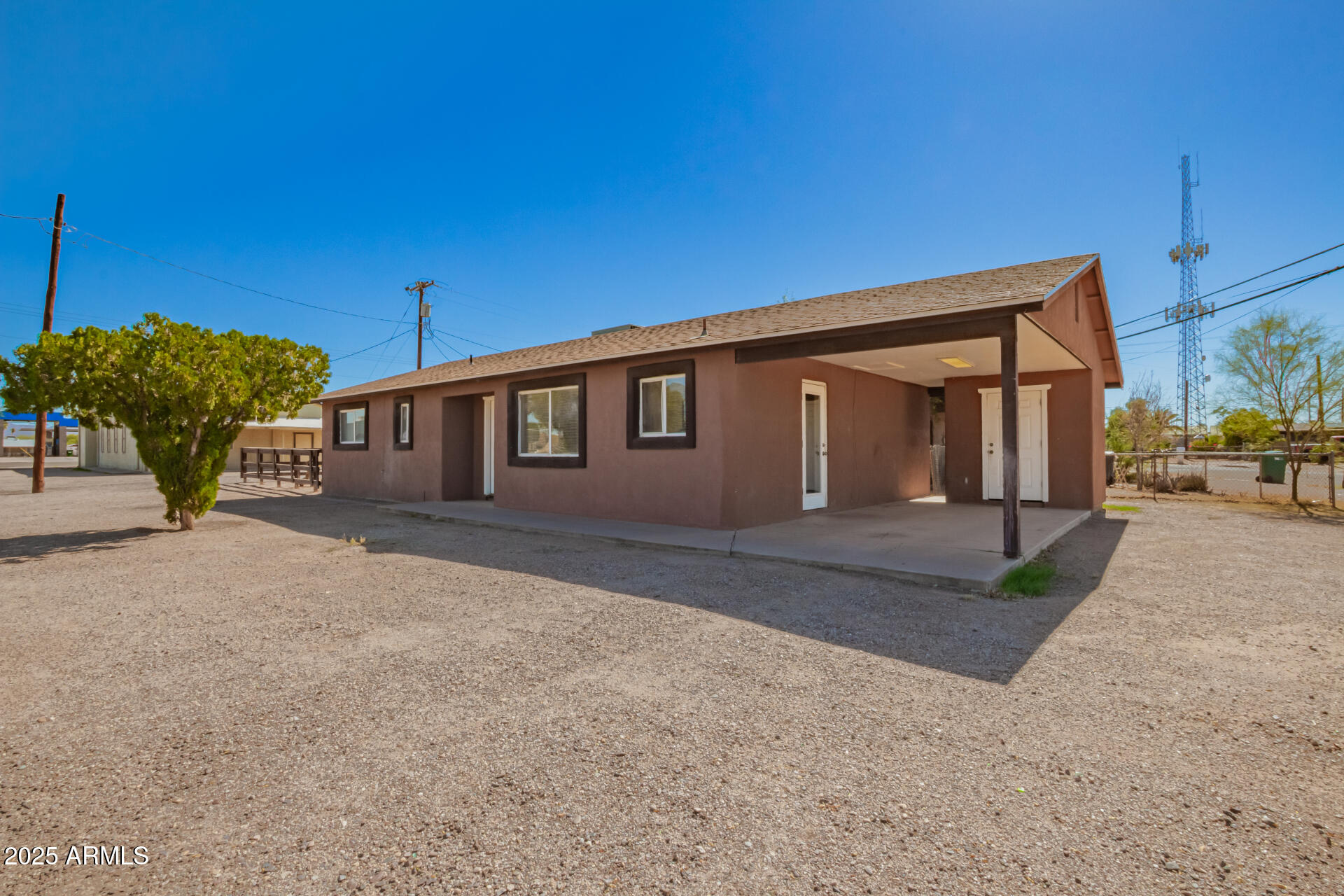 105 West 8th Street Eloy, AZ 85131 - Photo 4 of 31 a front view of a house with garden